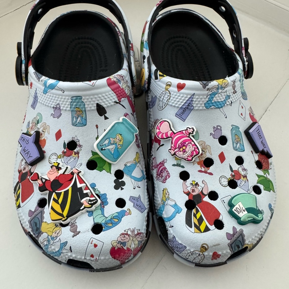 CROCS Limited Edition Alice in Wonderland - Picture 4 of 6